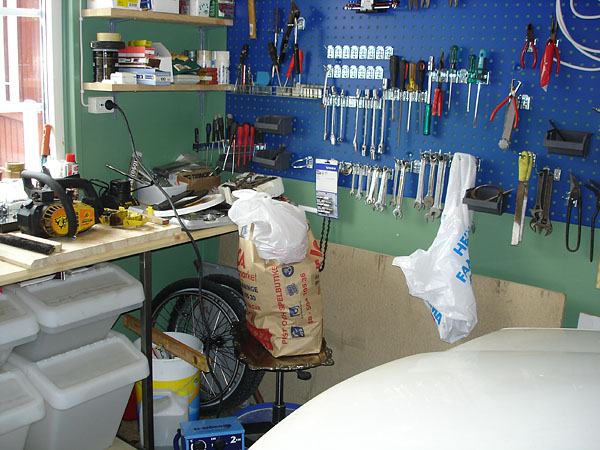 Verkstan i garaget med lådor för källsortering